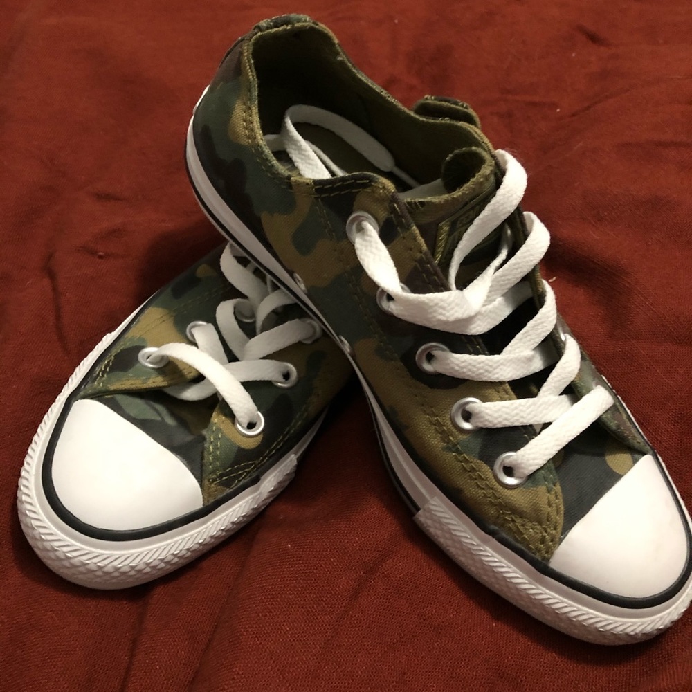 Converse low tops in camo